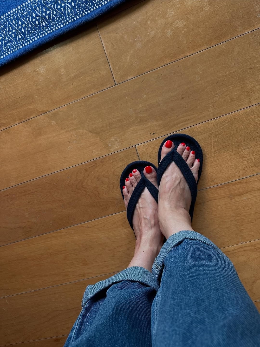 香坂みゆきの無印草履に赤のペディキュアがセクシー！！