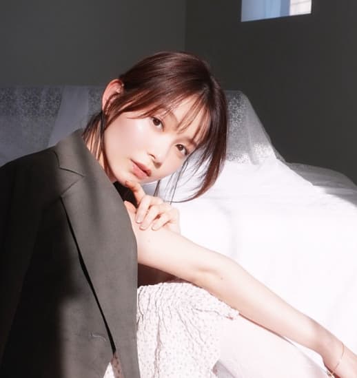 「雰囲気カッコいい」久間田琳加、春服を着用して大人っぽい表情を披露