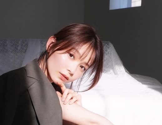 「雰囲気カッコいい」久間田琳加、春服を着用して大人っぽい表情を披露