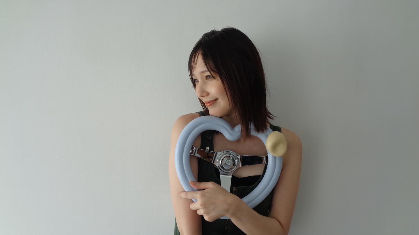 「何この表情めっちゃかわいい」本田翼がオシャレなステアリングをプレゼントされる