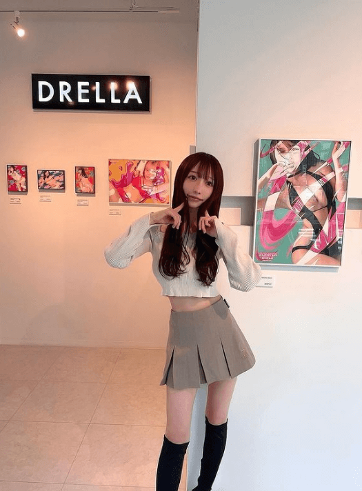 清水あいり、秋の”ヘソ出しプリーツミニ”が眩しい最新ショットを披露！ファン「可愛いダス」とメロメロ