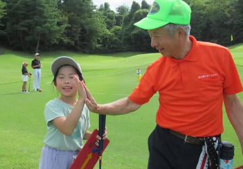 ゴルフ 親子で挑戦！26組が熱戦を繰り広げたスナッグゴルフ親子大会に感動の声