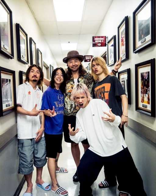 ONE OK ROCK・Taka、中邑真輔との写真を公開「アメリカで大活躍する大先輩の背中はデカし！」