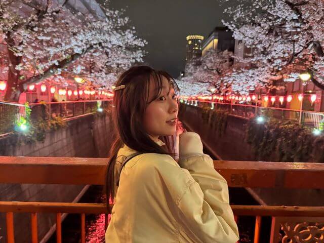 須田亜香里、夜桜に染まる春のひととき。目黒川で見せた素顔