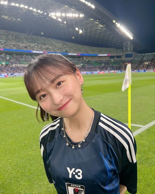 影山優佳、新ユニフォームコーデでW杯最終予選を観戦！