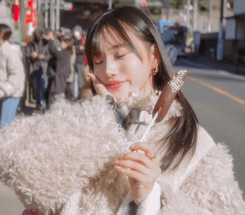 黒髪が日本一似合うレースクイーン、パワースポットに登場！”幸せすぎてどうしましょ・スマイル”を披露しファン歓喜！