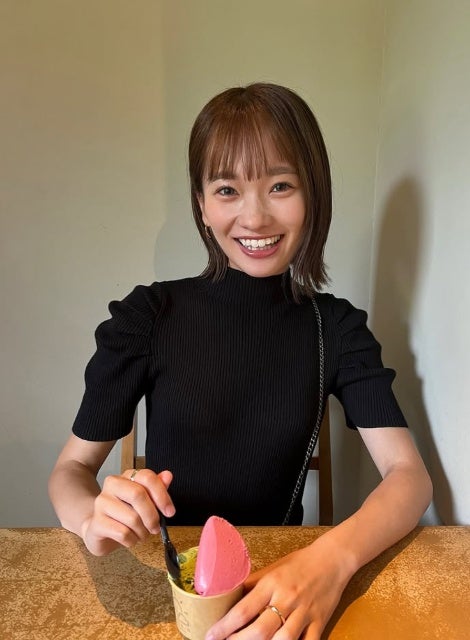 爽やか笑顔！勝見もえり、ジェラート片手に見せた夏のひととき
