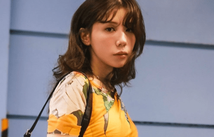 仲里依紗、鮮やかなアートドレスで夏気分全開！