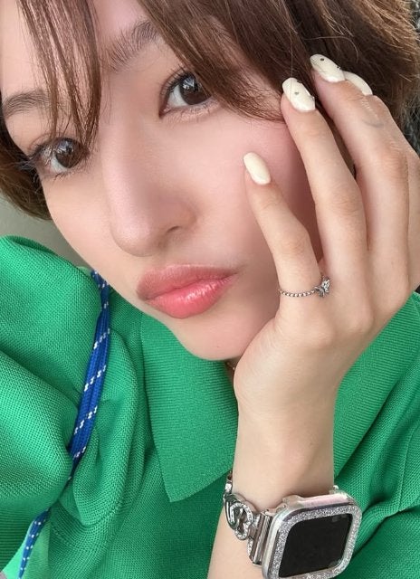 「夏らしいカラーに挑戦」森高愛、ピンク封印の“ネイルチェンジ”に反響続出！