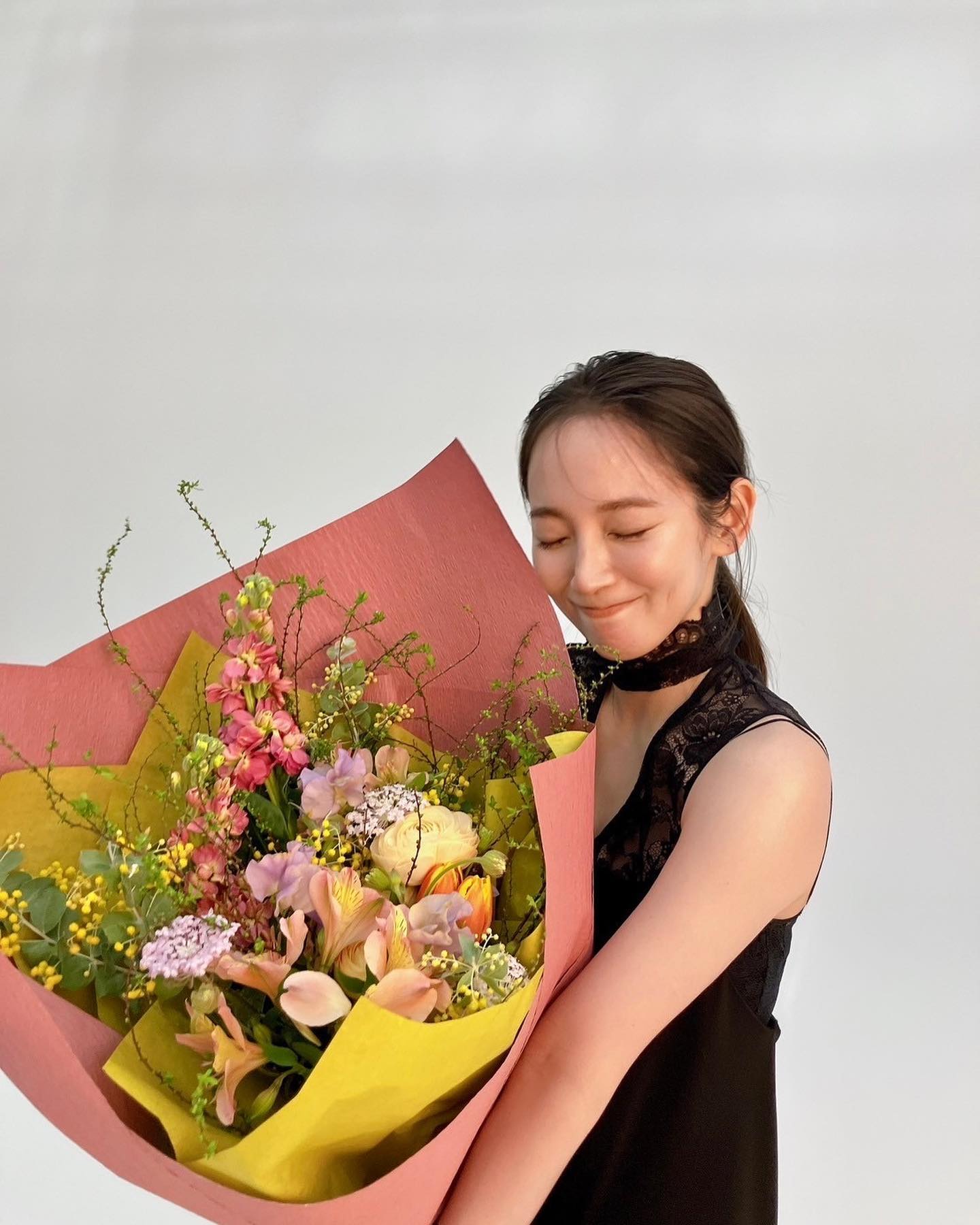 ついにレギュラー放送！吉岡里帆が花束を片手にドレス姿でコメントを発表