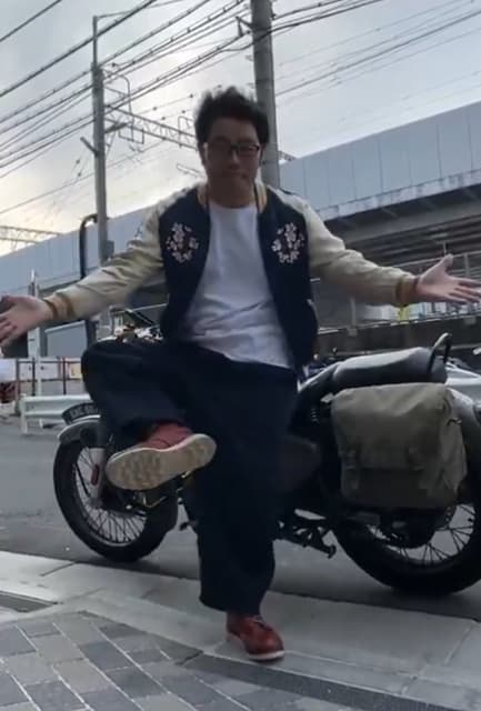 ドランクドラゴン鈴木、30年愛用のスカジャンを身に纏い「たまには良いでしょう？」とお披露目？