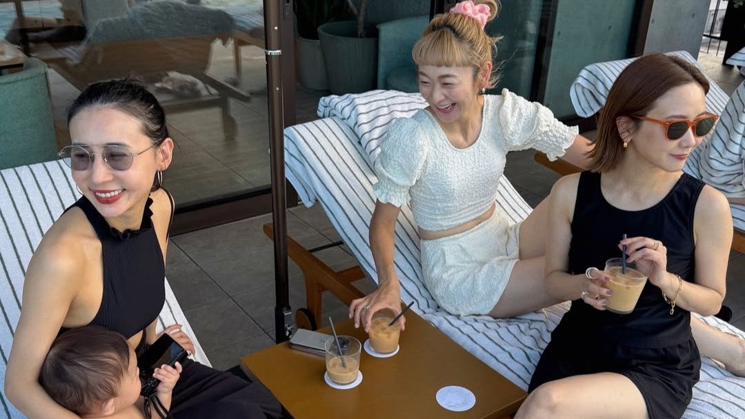 都会の真ん中で“海外リゾート気分”…美女3人のプールサイド時間