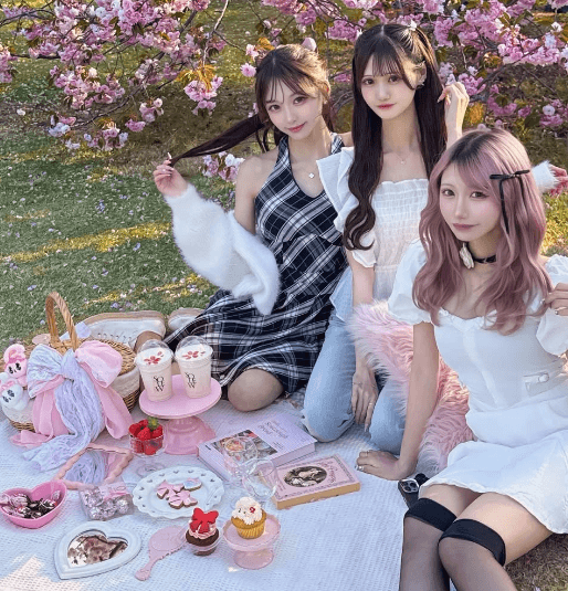 「3美女とも可愛い」美女インフルエンサー、御苑をピンクのガーリー空間に変える美フォト披露！ファン桃源郷へ