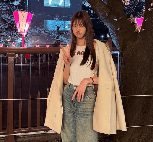 「めちゃくちゃ可愛い」文通がしたいモードの人気モデル、桜並木の前で見せた”ナイト・美ショット”が話題に！「文通ってエモい」