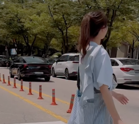 「揺れるポニーテール」森香澄、夏らしい格好で韓国の横断歩道を渡る様子をファンに公開