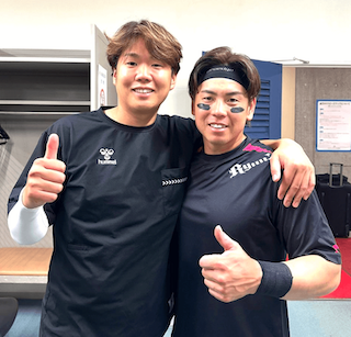 阪神・西勇輝が通算120勝目　女房役の梅野隆太郎と仲良しショット