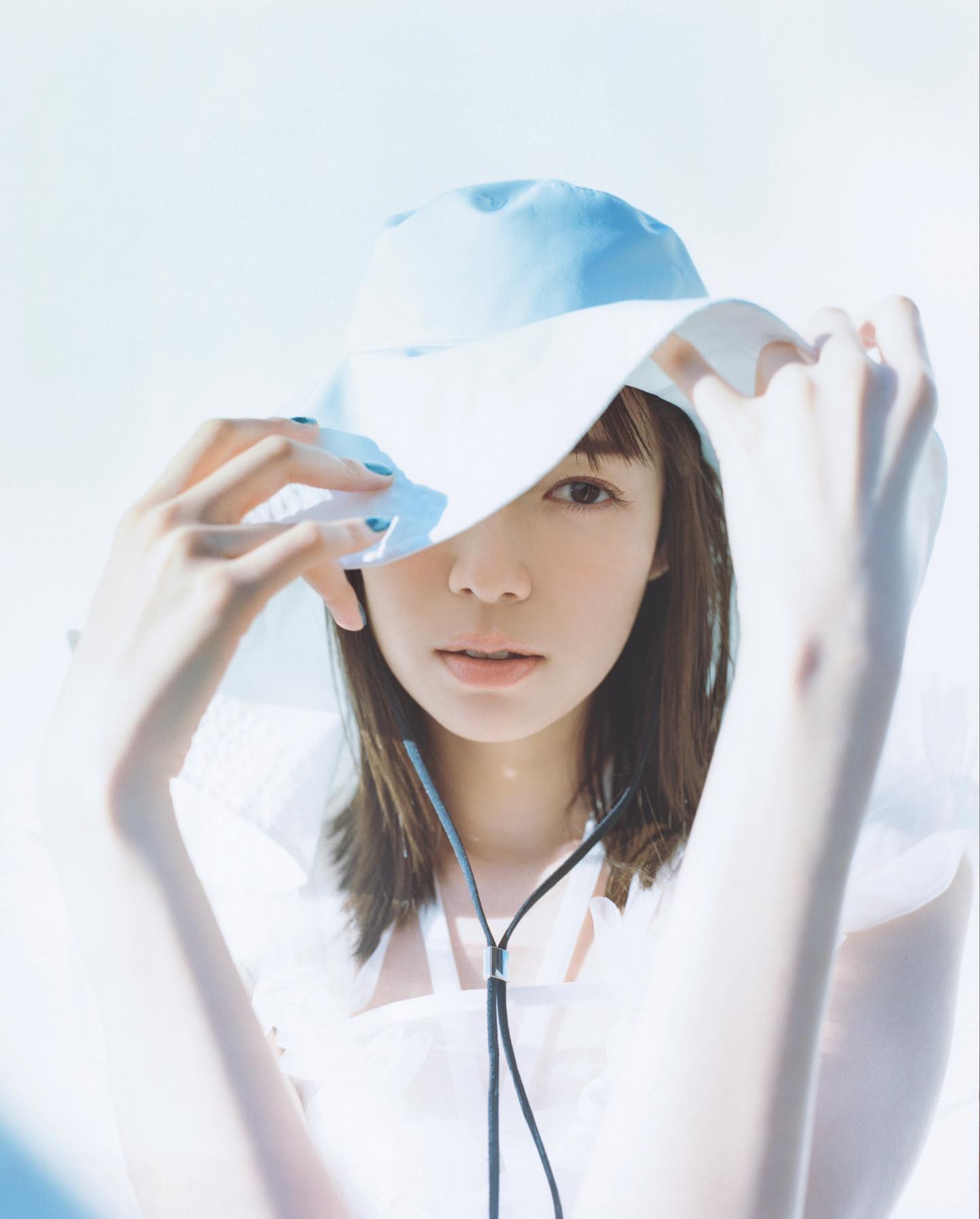 佐藤栞里の透明感あふれるショット✨「いつもと雰囲気が違う❕❔」