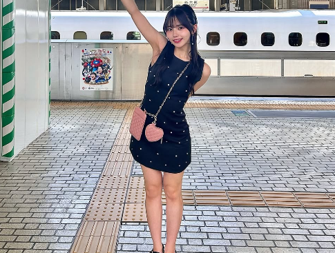 「素敵やで〜」大学生の美女タレント、新大阪駅に推参！”美的・ミニワンピショット”がキュンだとファン恋落ち「大阪弁教えます」