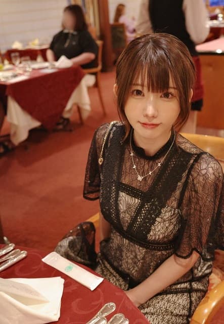 「可愛いというより美しい」人気グラドル・えなこが透け感のある上品ドレス姿でクルージングディナー！