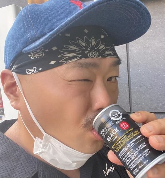 ダイエット中のクロちゃん、コーヒー片手にウォーキング！三連休も休まない！