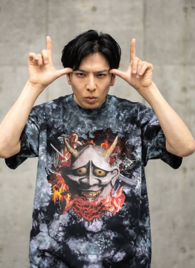 Tシャツのデザインは〇〇⁉生田斗真が鬼ポーズショットを公開