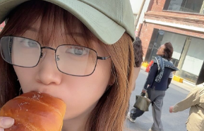 またやったの!? 秋元真夏、“うっかり”韓国ひとり旅ショットが話題に