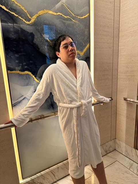 「エレベーターで何してるんや」霜降り明星 せいやがセクシーショット（？）で相方の誕生日を祝福