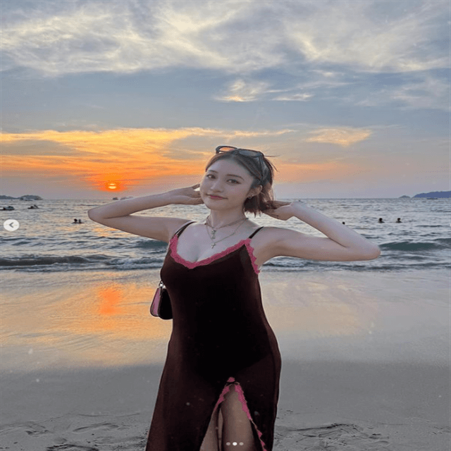 渚に舞い降りたマリン・ヴィーナス！人気モデル「王林」の波打ち際スリットフォトにファン釘付け