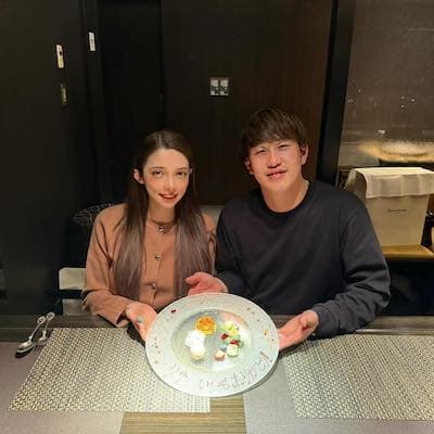 広島東洋カープ・小園海斗が結婚記念日を迎え、妻と笑顔でパシャリ！