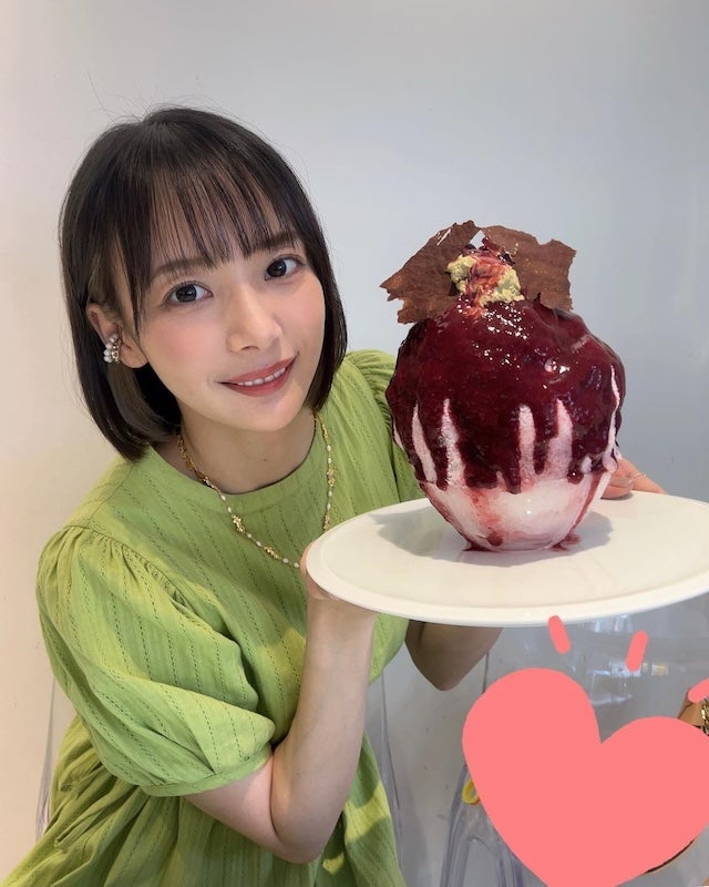 岡田紗佳が顔より大きいかき氷と2ショット！ 顔が小さいのか、かき氷が大きいのか話題に