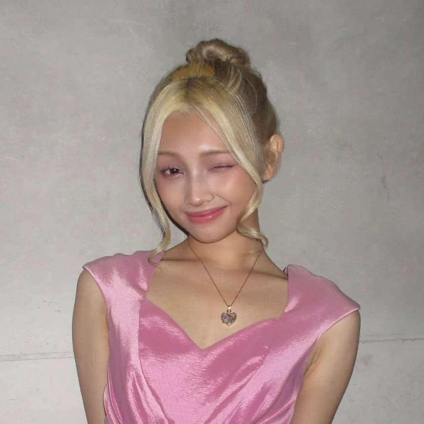 ゴージャスなドレス姿！8月19日は、UNISゼリーの誕生日