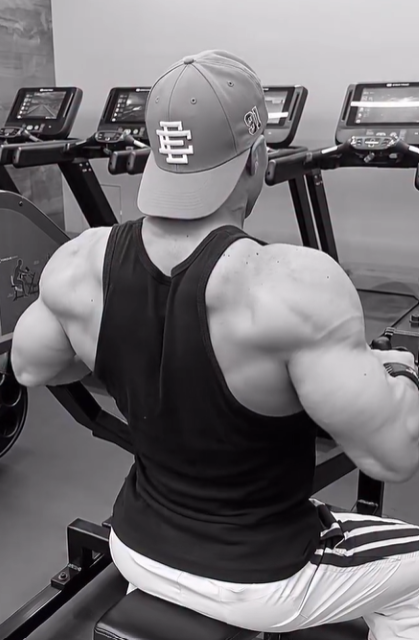 「Backday」ボディビルダー・田口純平 背中の筋肉が盛り上がりすぎ！？まるで筋肉の丘！