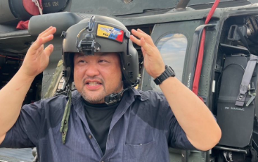 「ヘルメットがパツパツ!?」丸山ゴンザレス、コロンビア軍ヘリでのオフショットにファン爆笑