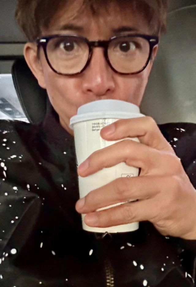 朝からカッコいい！木村拓哉がコーヒー片手に自撮りを公開