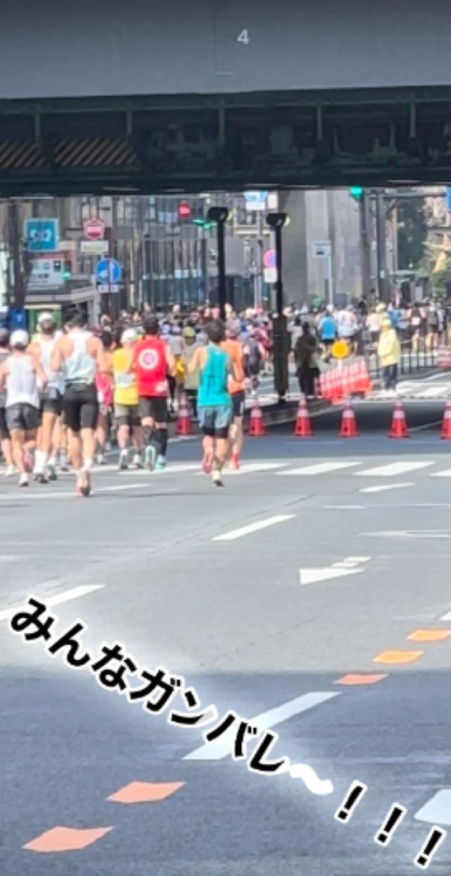 思わず勇気づけられる！佐藤弘道が東京マラソンの応援に駆け付ける