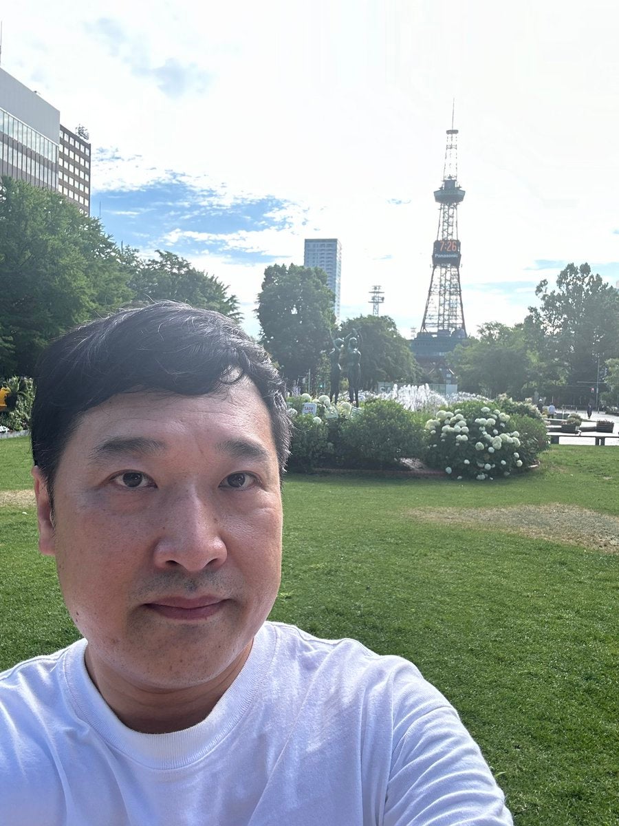 山里亮太、裸眼の雰囲気激変ショットにファン困惑「メガネしてなかったら誰か分からん」「めっちゃおじさん」