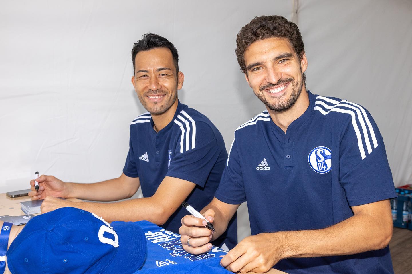 「サイン枚数最高記録更新したかも。笑」吉田麻也が名門シャルケ7万人のファンにビックリ💙