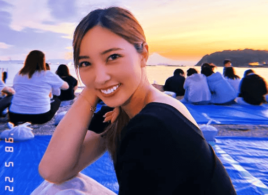 「花火よりお綺麗」野球美女子、ビーチで魅せた”サンセット・スマイル”にファン惚れ惚れ「美しい」