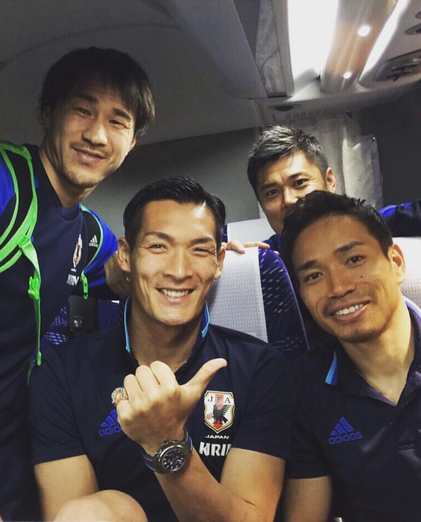 ⚽️長友佑都、引退を発表した槙野へ熱いメッセージ🔥元日本代表との豪華ショット公開✨「素敵な写真😍」の声