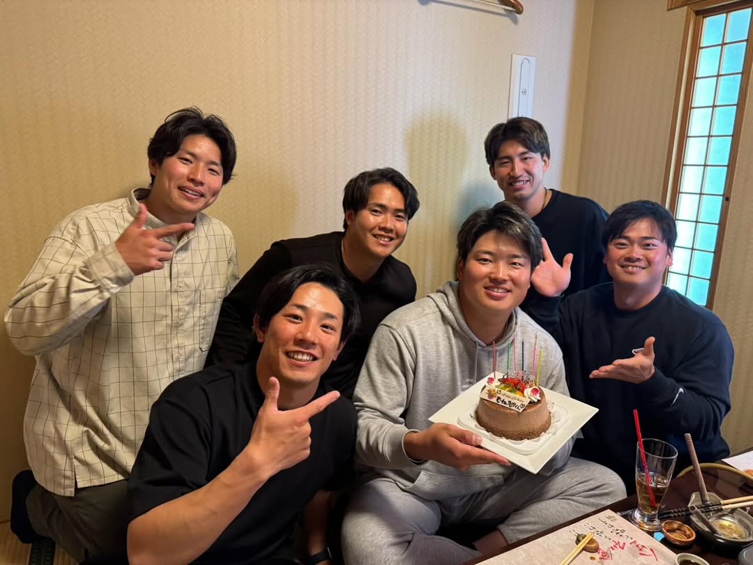 「ムネの誕生日会兼同級生会！」ヤクルト・来年度26歳の代が集って祝福！