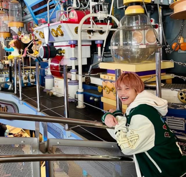 WEST.・中間淳太 振り向いてくれないトニーに思わず失笑！ディズニーでの平和な一幕！