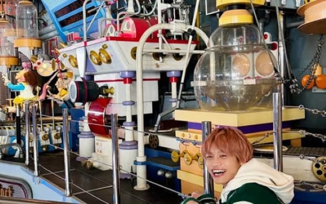 WEST.・中間淳太 振り向いてくれないトニーに思わず失笑！ディズニーでの平和な一幕！