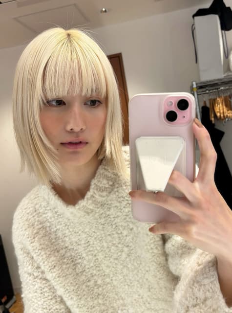 「天才的なお顔……！」あの人気女優が“日焼けメイク”を公開！