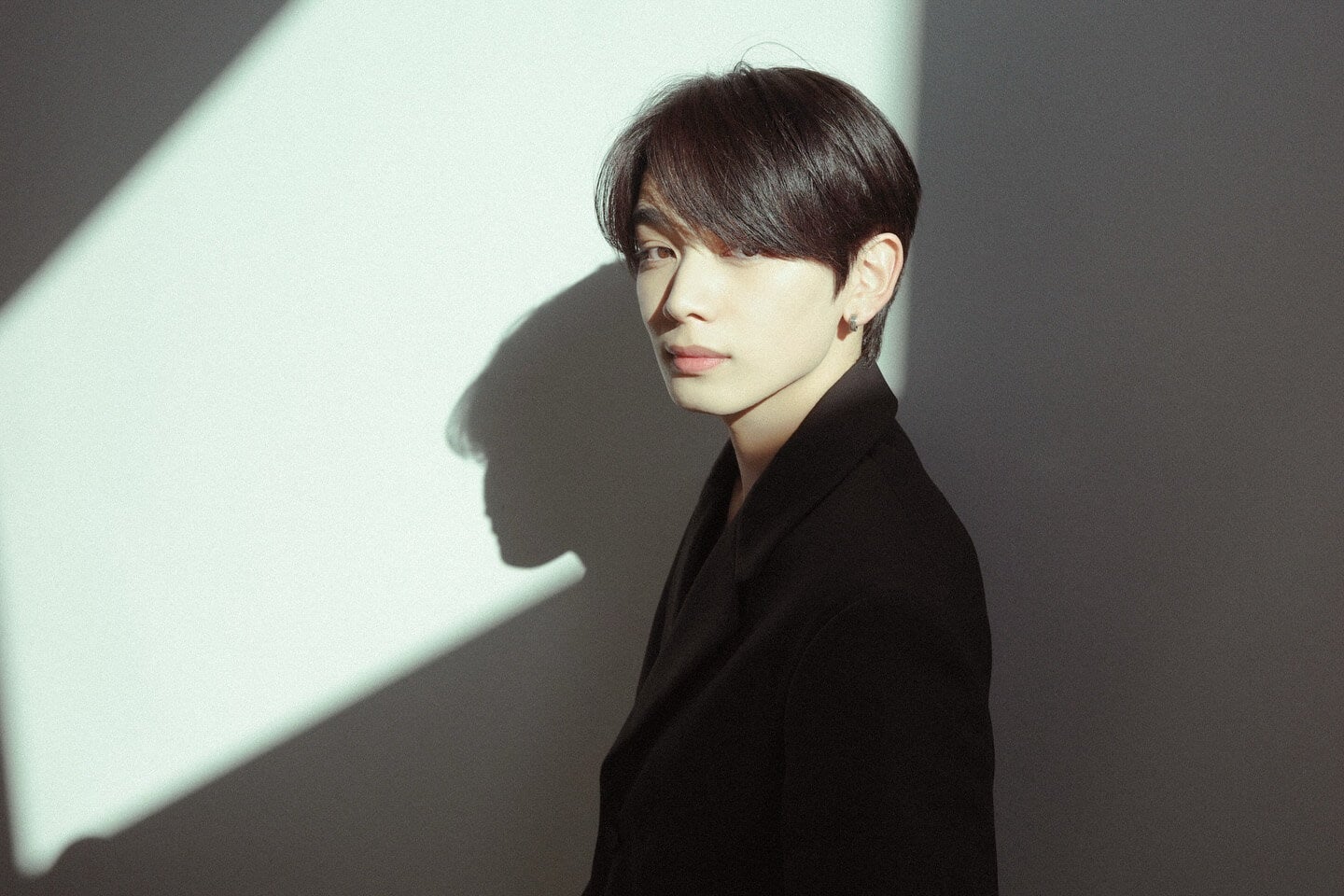 俳優・宮世琉弥、黒のジャケット姿を公開！1日で3校の学園祭を駆け回る！