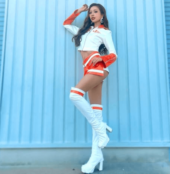 「美人がさらに際立つコスチューム」9頭身の人気レースクイーン、オレンジの新コスチューム姿にファン・バーニングラブ「コスカッコイイ似合ってますよ」