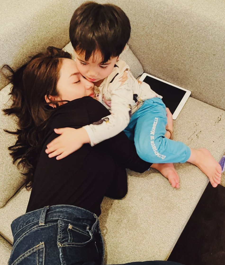 平祐奈さんが甥っ子のバンビーノ君に抱きつく添い寝ショット公開😍「2人とも可愛いすぎる💕」