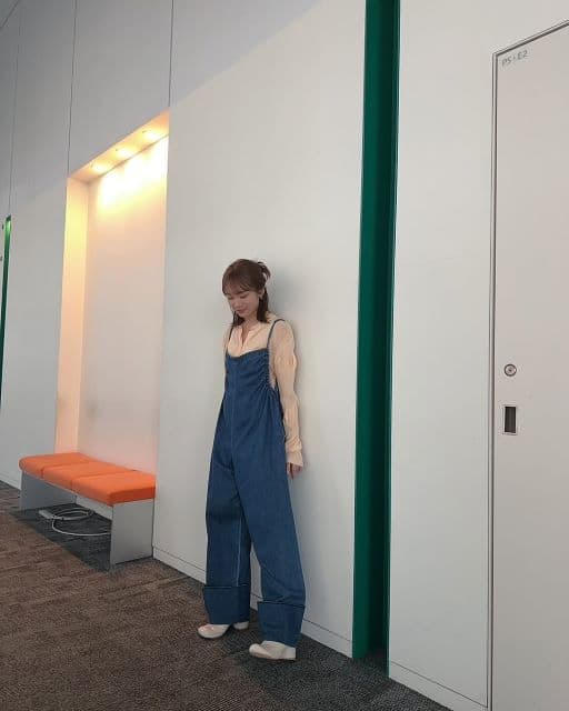 「こちらも癒されてます」秋元真夏、満開の笑顔で衣装を公開！ヒルナンデス！で嬉しい瞬間とは…？！