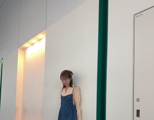 「こちらも癒されてます」秋元真夏、満開の笑顔で衣装を公開！ヒルナンデス！で嬉しい瞬間とは…？！