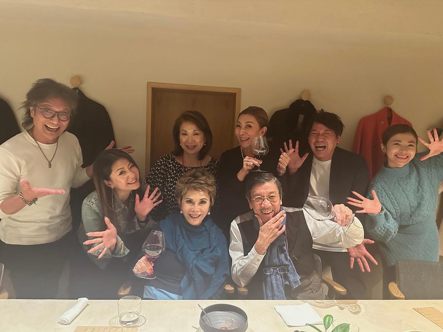 デヴィ夫人が豪華メンバーとディナー:ナイフと🍴噂の奥渋会とは？