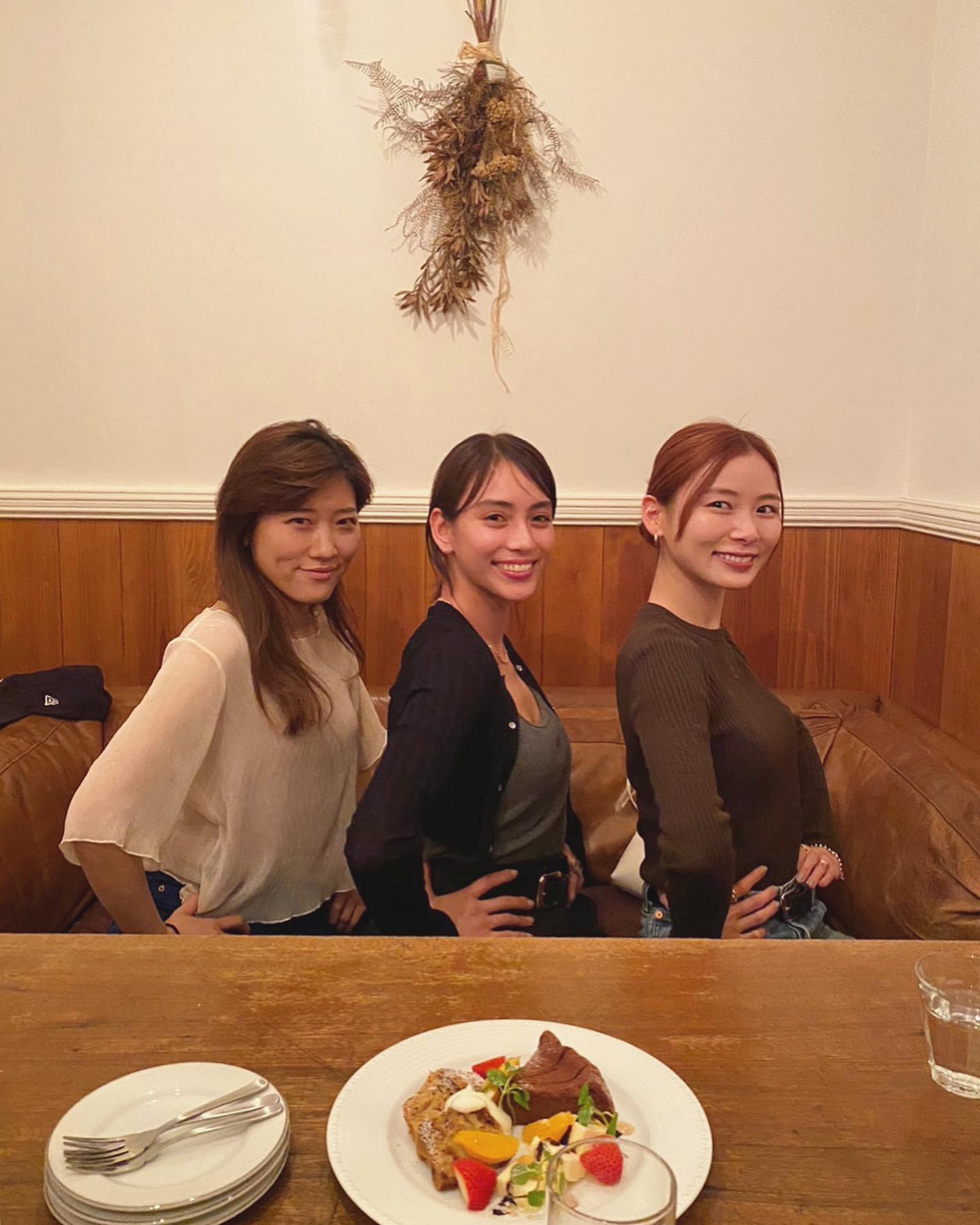 「混ざりたい🤍」朝日奈央&滝沢カレン&ヒコロヒーのプライベート写真に反響続々✨